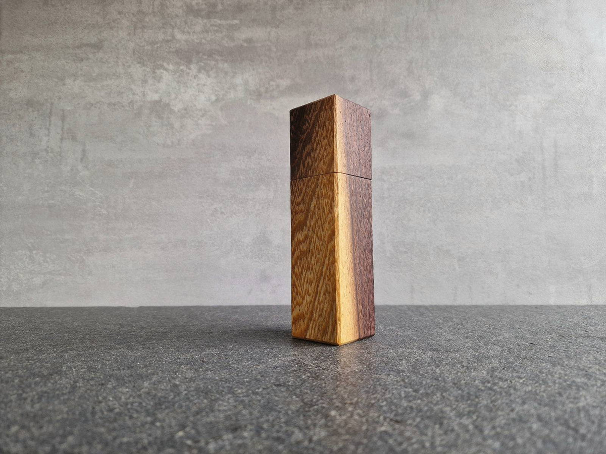 Edle Salzmühle oder Pfeffermühle  • 18 cm • hochwertiges Strässler Schneidewerk - Spessartbrett