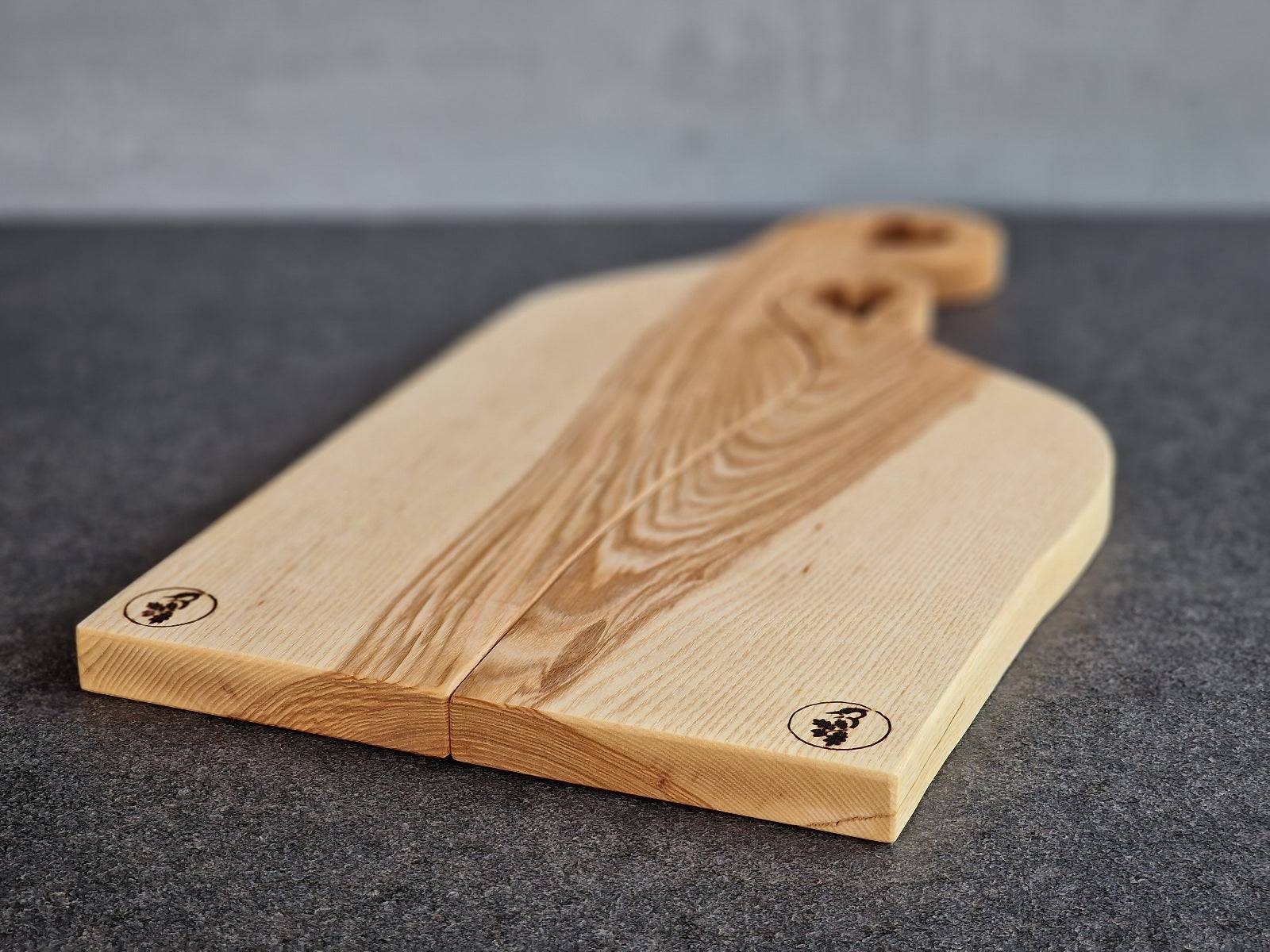 Detailansicht der Vorderseite von unseren Hochzeitsbretter mit Herz im Stiel. 