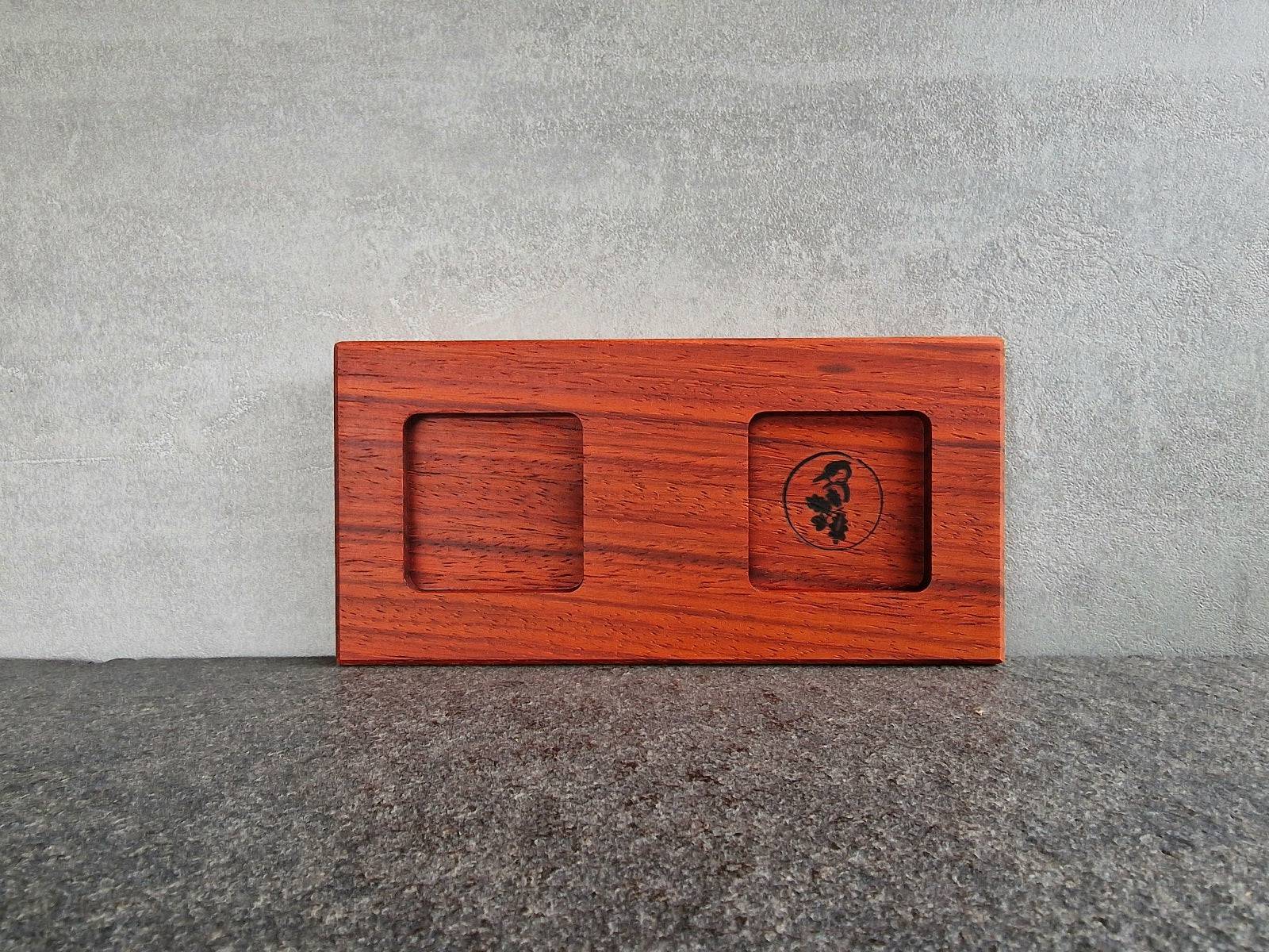 Mühlenteller mit 2 Mulden für 2 Mühlen aus rotem Padouk Edelholz.