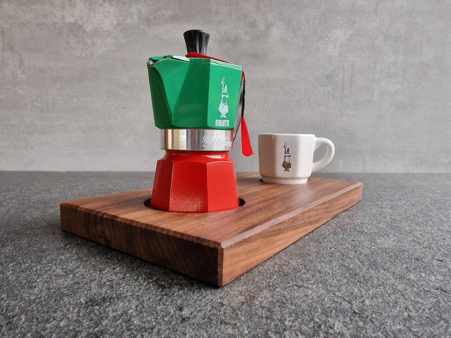 Bialetti Espressokocher Tricolore für 1 Tasse mit einer Bialetti Espressotasse und einem edlem Nussbaumtablett