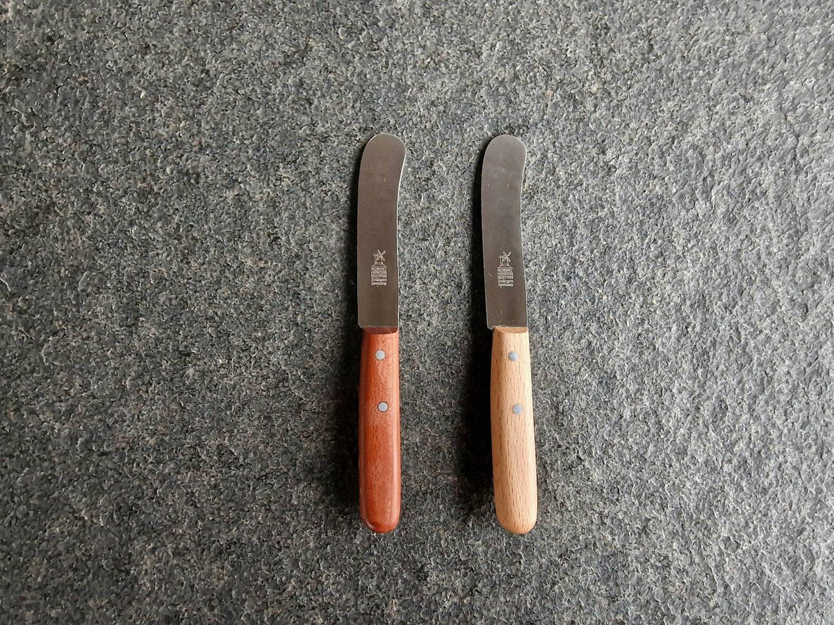 Pflaume-Griff und Rotbuche-Griff bei einem Butter Buckels Buttermesser.