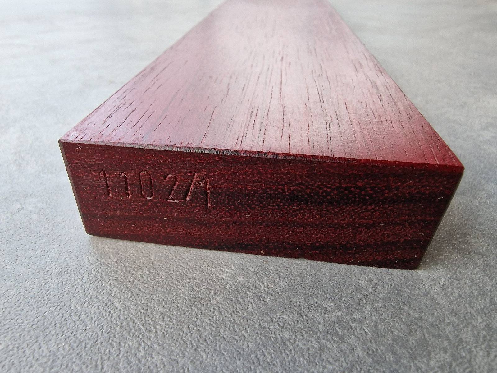 Seriennummer per Hand eingeschlagen. Bei einer Messerhalter aus Amaranth.