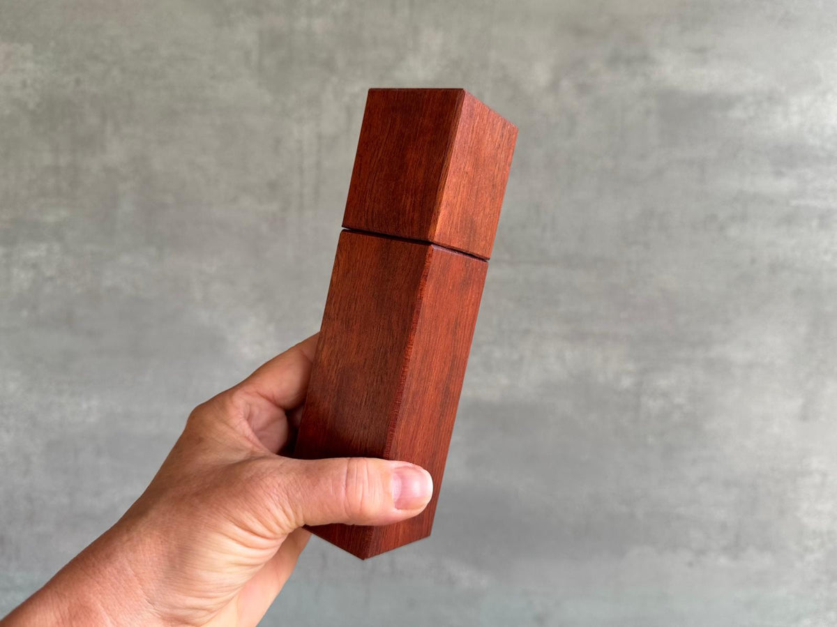 Handgefertigte Pfeffermühle aus edlen Hölzern wie Bubinga mit Schweizer Präzisions-Schneidwerk für intensiven Geschmack - Spessartbrett.
