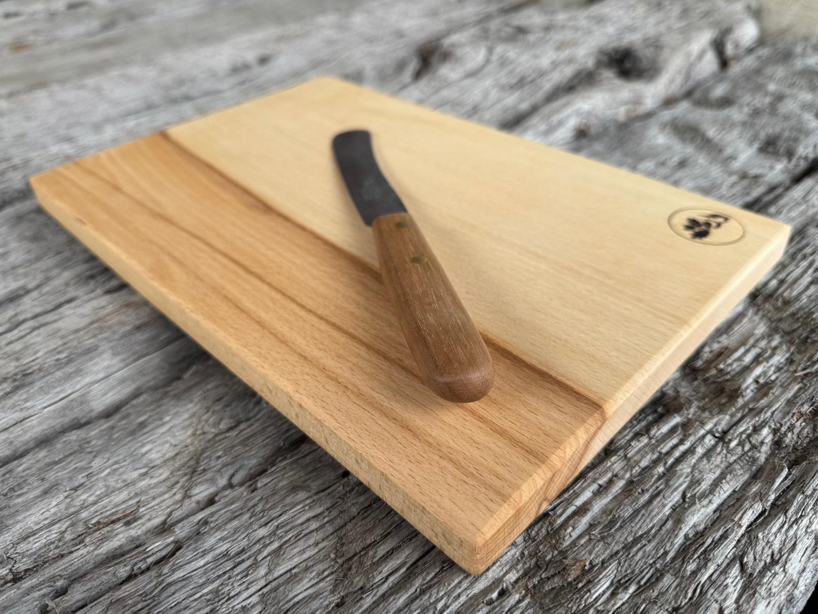 Buckels von Windmühlenmesser mit Nussbaumgriff auf einem Vollholzbuchebrett.