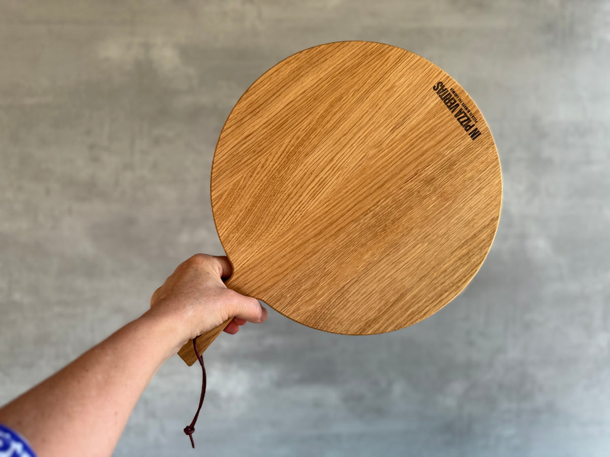 Pizzabrett mit 31cm Durchmesser in einer Frauenhand