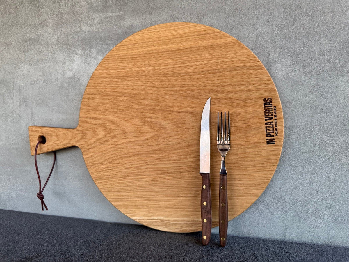 Seitenansicht Spessartbrett Pizzabrett mit Griff aus Eiche
