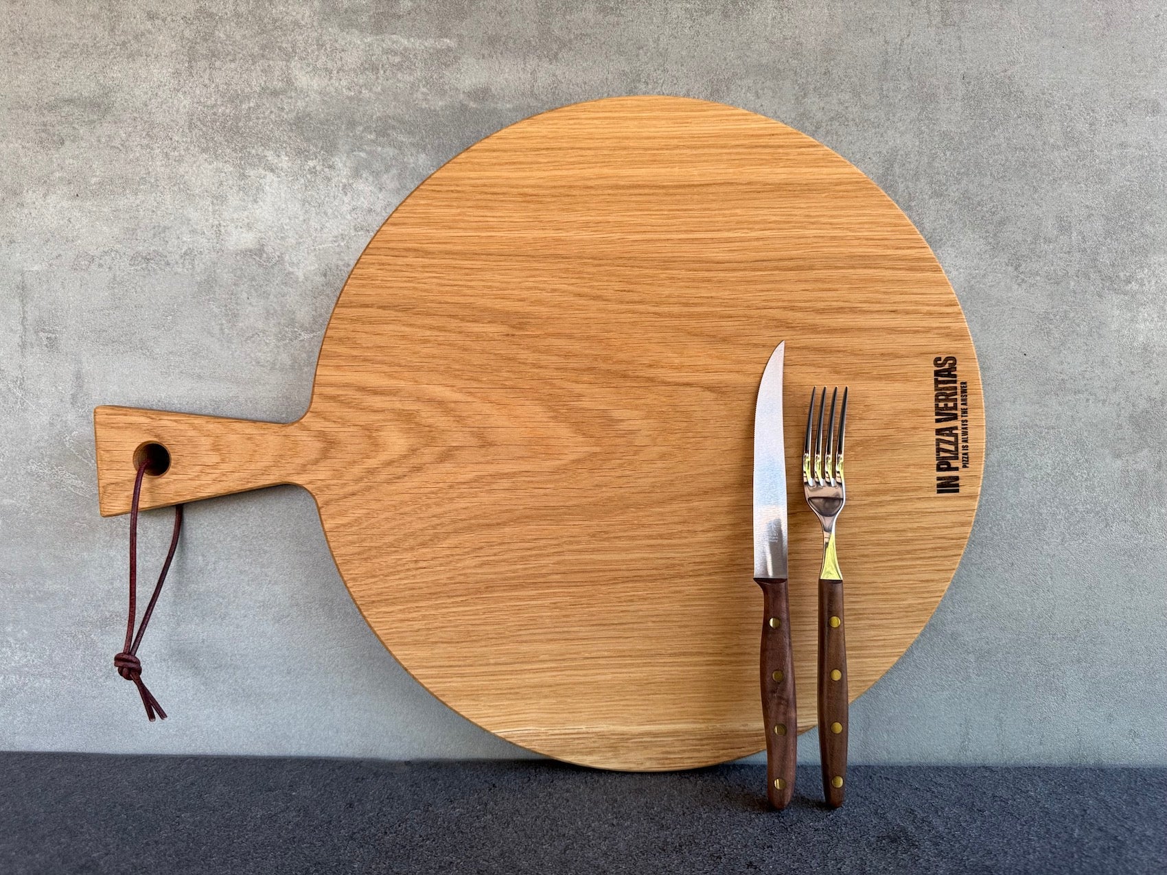 Pizzabrett quer mit 35 cm Durchmesser und einem Griff