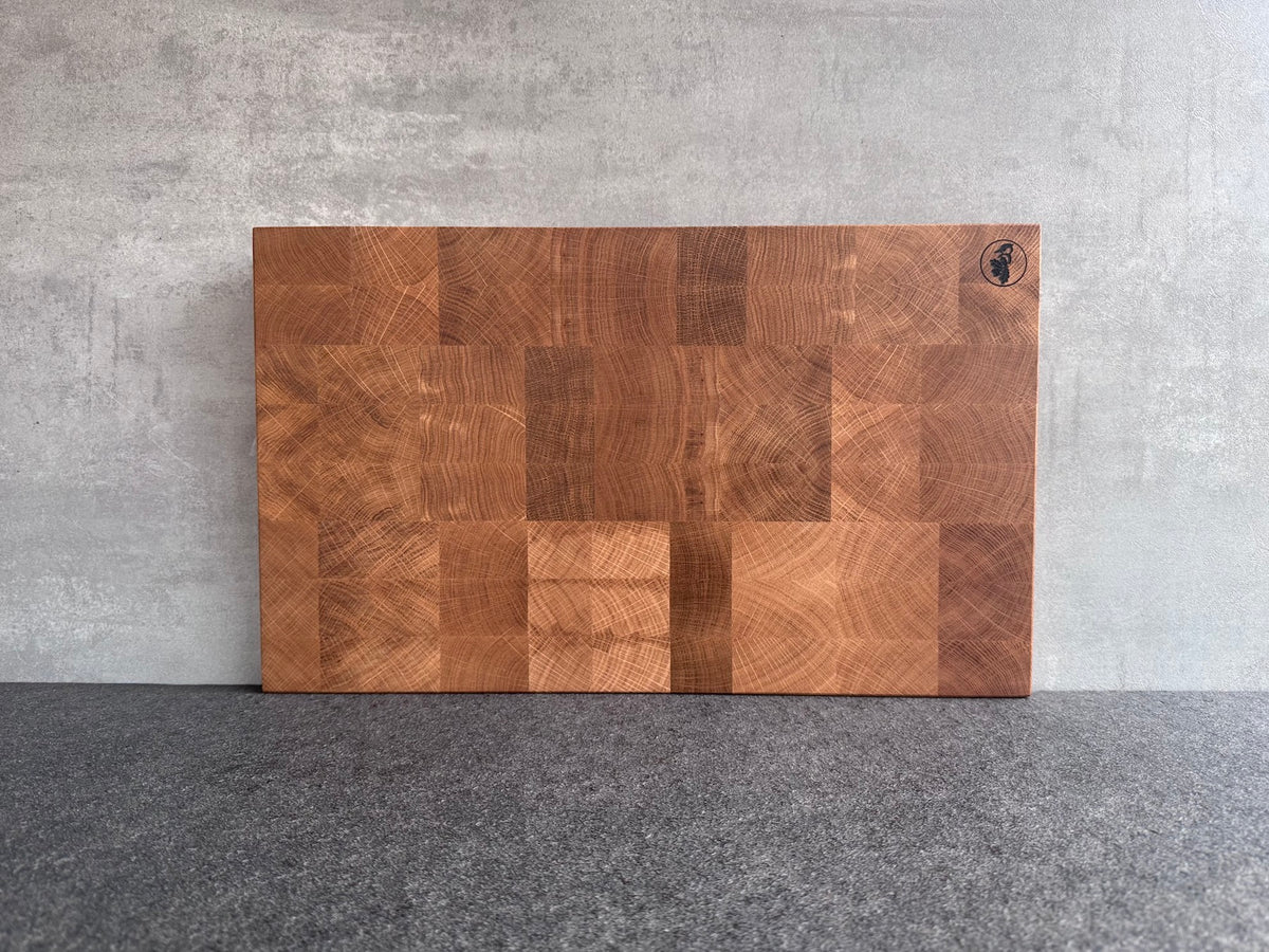 50 cm breites Stirnholz Schneidebrett an einer Betonwand.