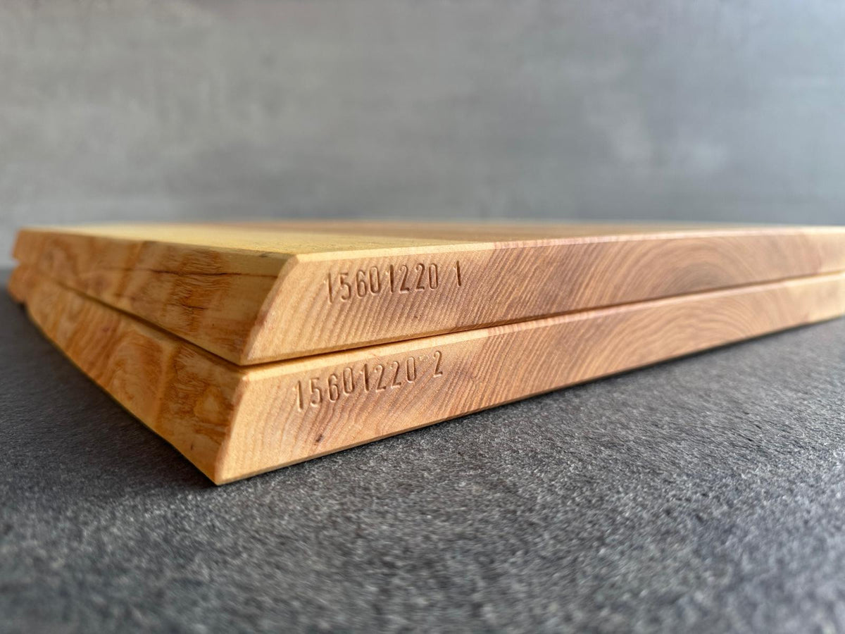 Eine per Hand eingeschlagene Seriennummer bei einem Holzbrett von Spessartbrett.
