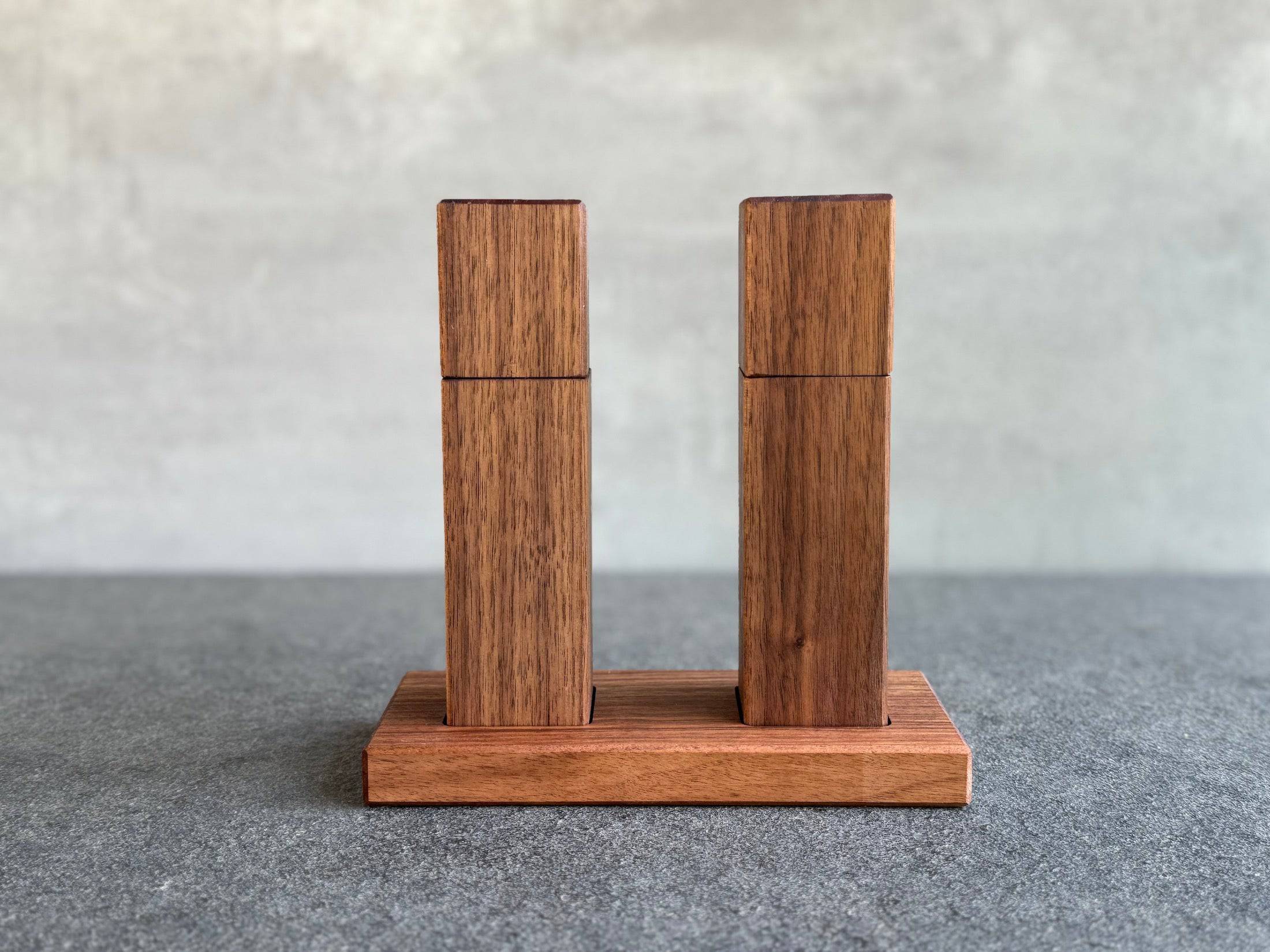Premium Pfeffermühle  und Salzmühle aus Nussbaum mit einem Mühlenteller mit passgenauer Mulde aus Nussbaum.