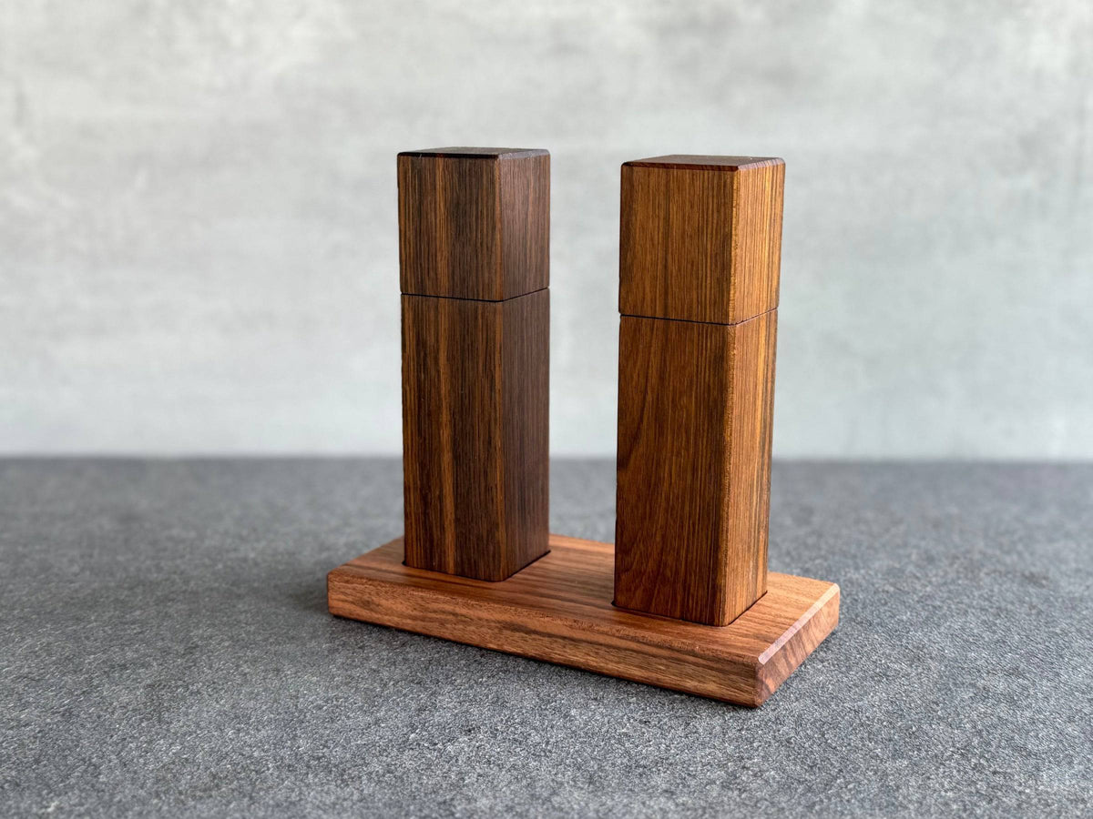 Nussbaum Set: Bestehend aus einer Pfeffermühle, Salzmühle und einem Mühlenteller aus Nussbaum. 