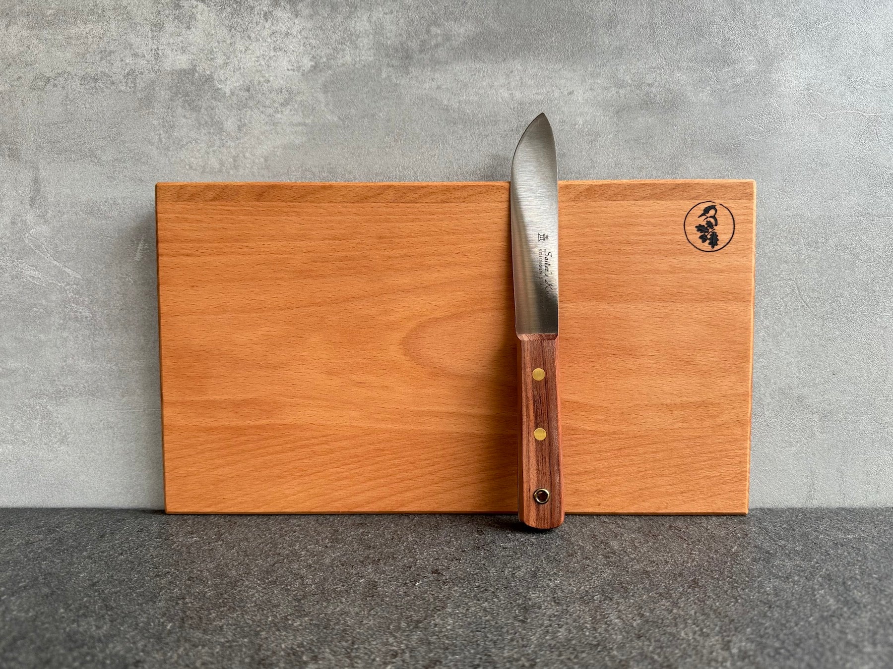 Großes Brotzeitbrett aus massive Buche mit einem Matrosenmesser von Güde.