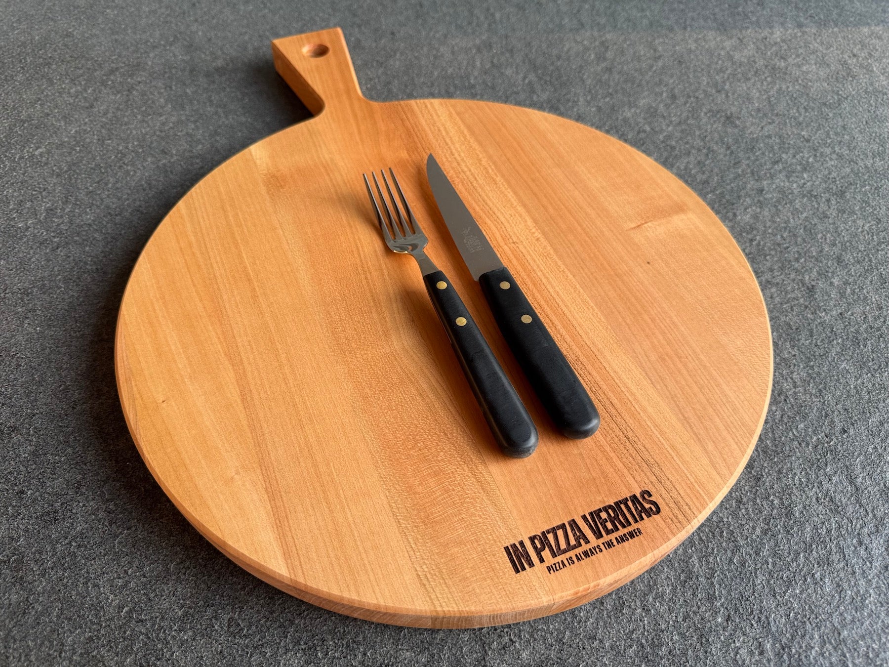 Pizzabrett mit Stielgriff aus Kirschholz – mit Pizzabesteck von Windmühlenmesser.