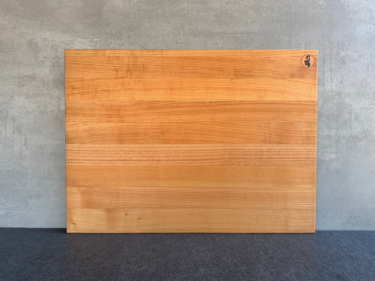 55 cm breites Arbeitsbrett aus Kirschbaum.