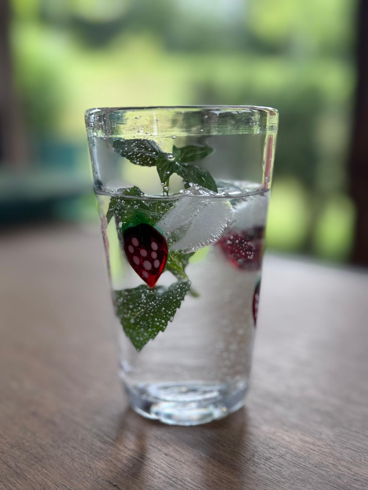 Wasserglas aus der La Fresa Serie von der Farbglashütte Lauscha. Gefüllt mit Wasser.