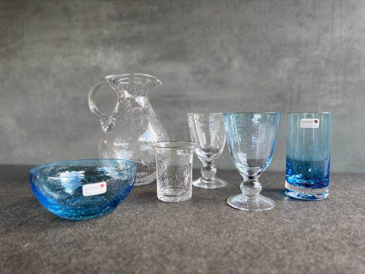 Verschiedene mundgeblasene Gläser aus Antikglas und gefärbtem Antikglas in azur. Hergestellt in Lauscha.