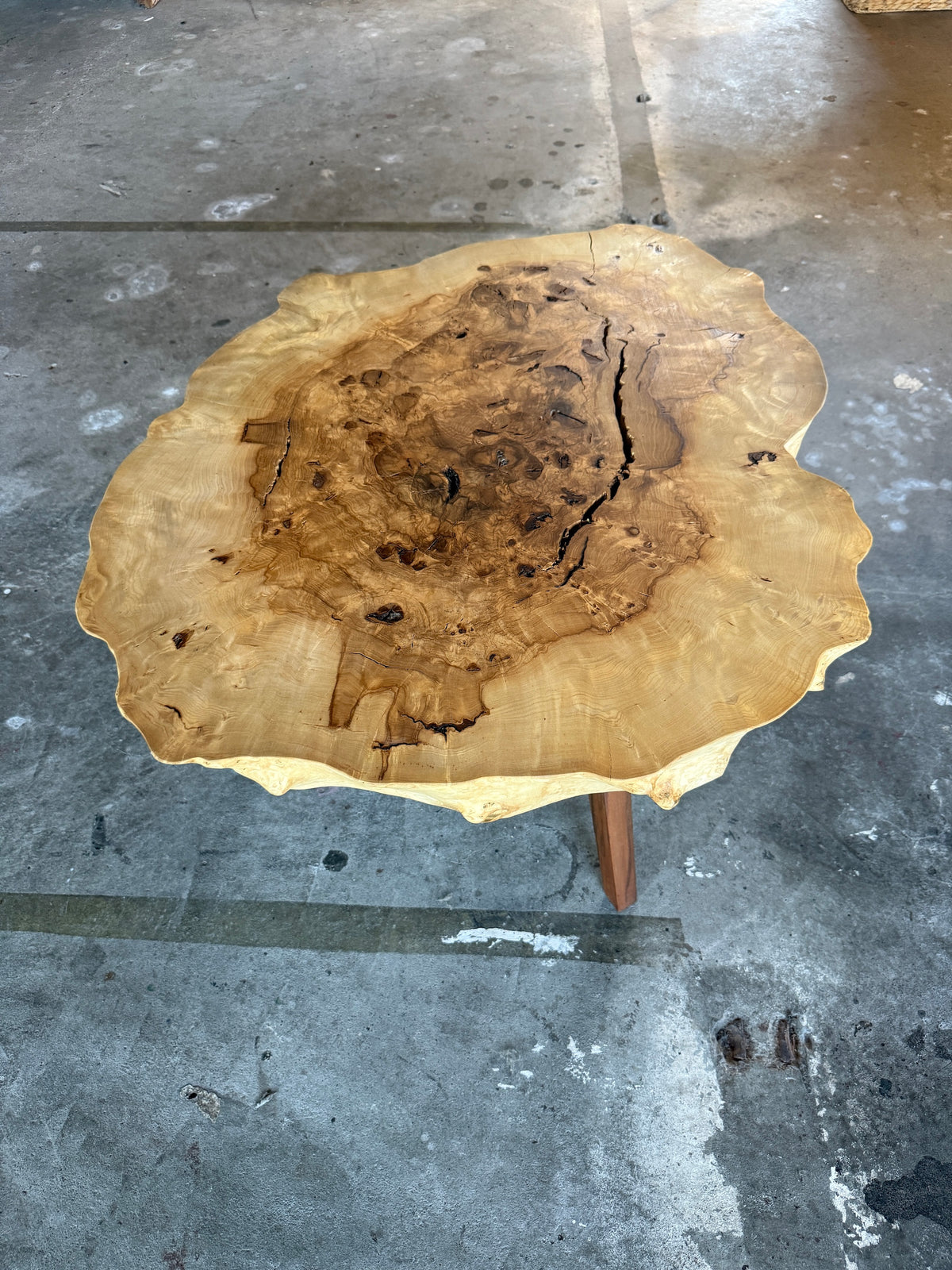 Vollholz Couchtisch aus Maseresche