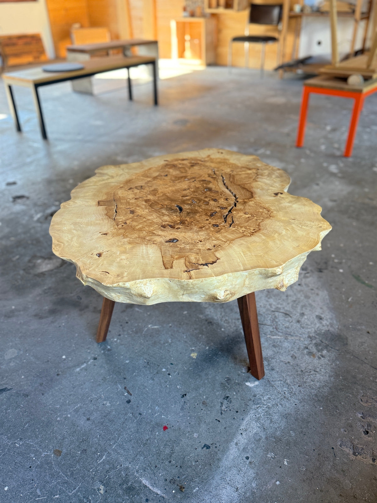 Design Couchtisch aus Maseresche Vollholz 90cm Durchmesser