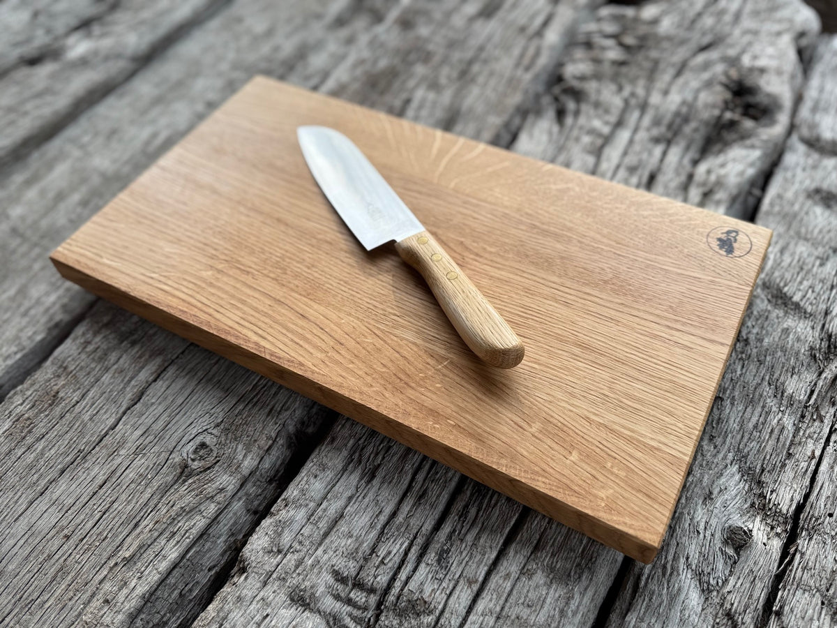 Schneidebrett aus Eiche mit Santoku mit Eiche-Griff.