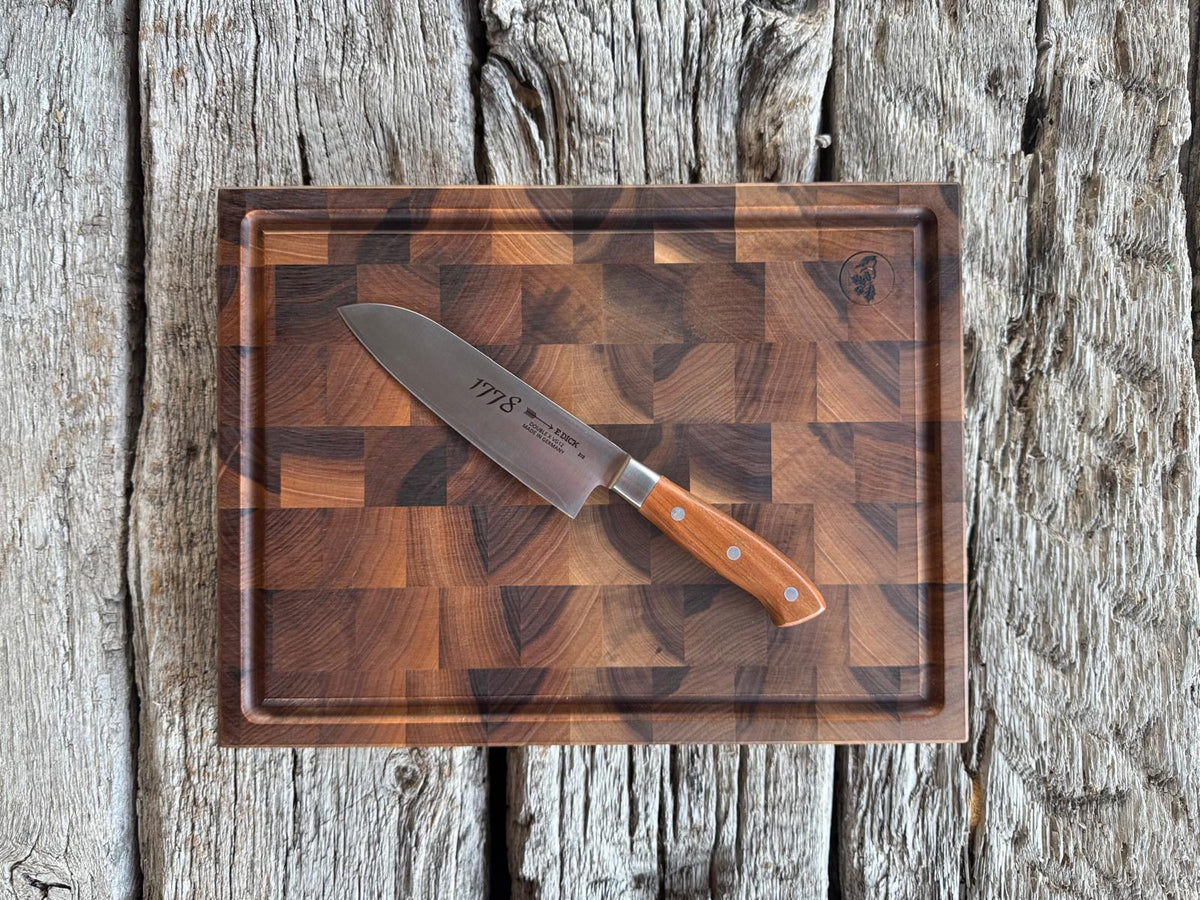 Handgemachtes Nussbaum Hirnholz Schneidebrett mit Kochmesser.