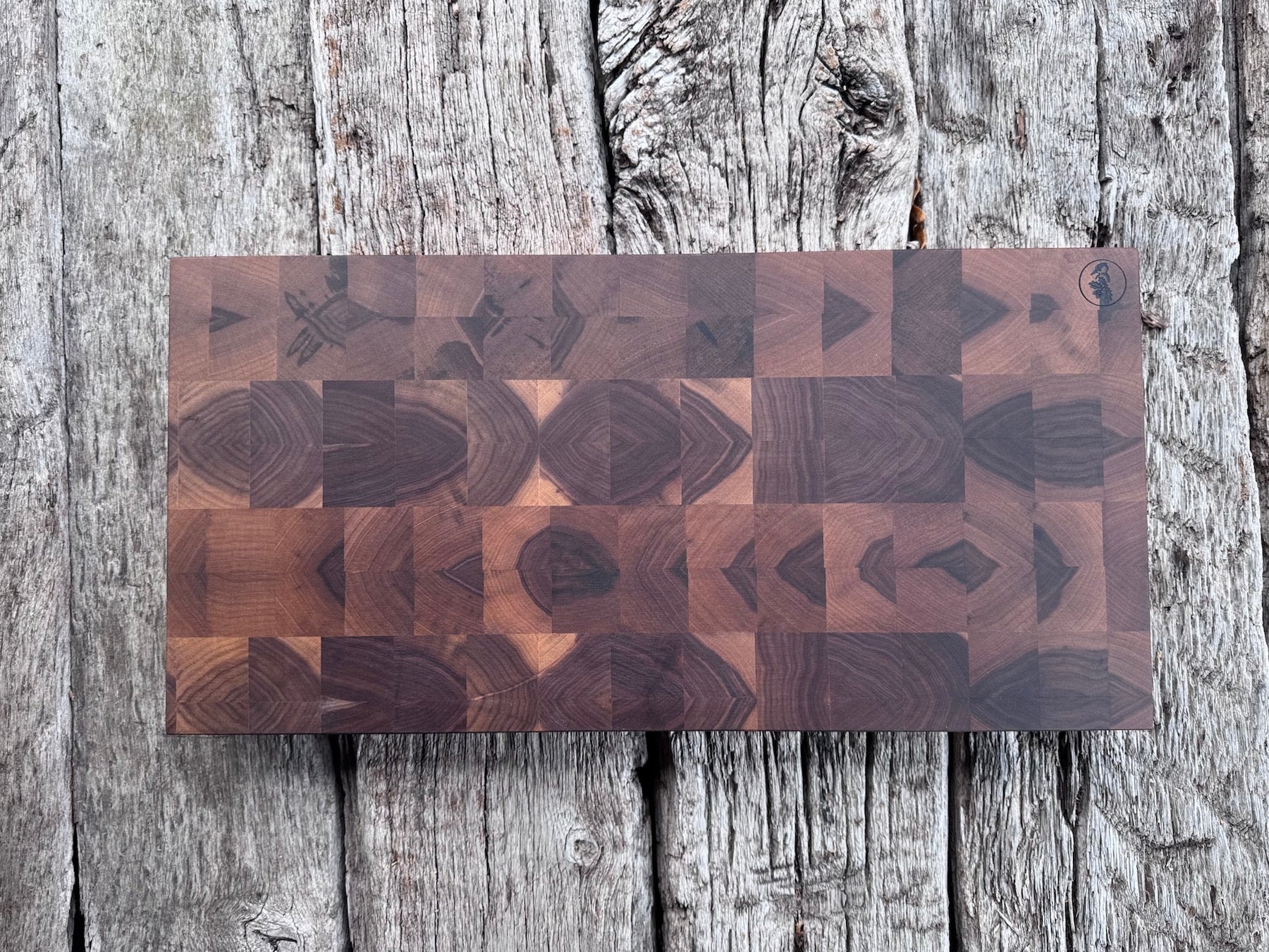 Nussbaum Hirnholz Schneideblock 55 cm breit und 5 cm dick.