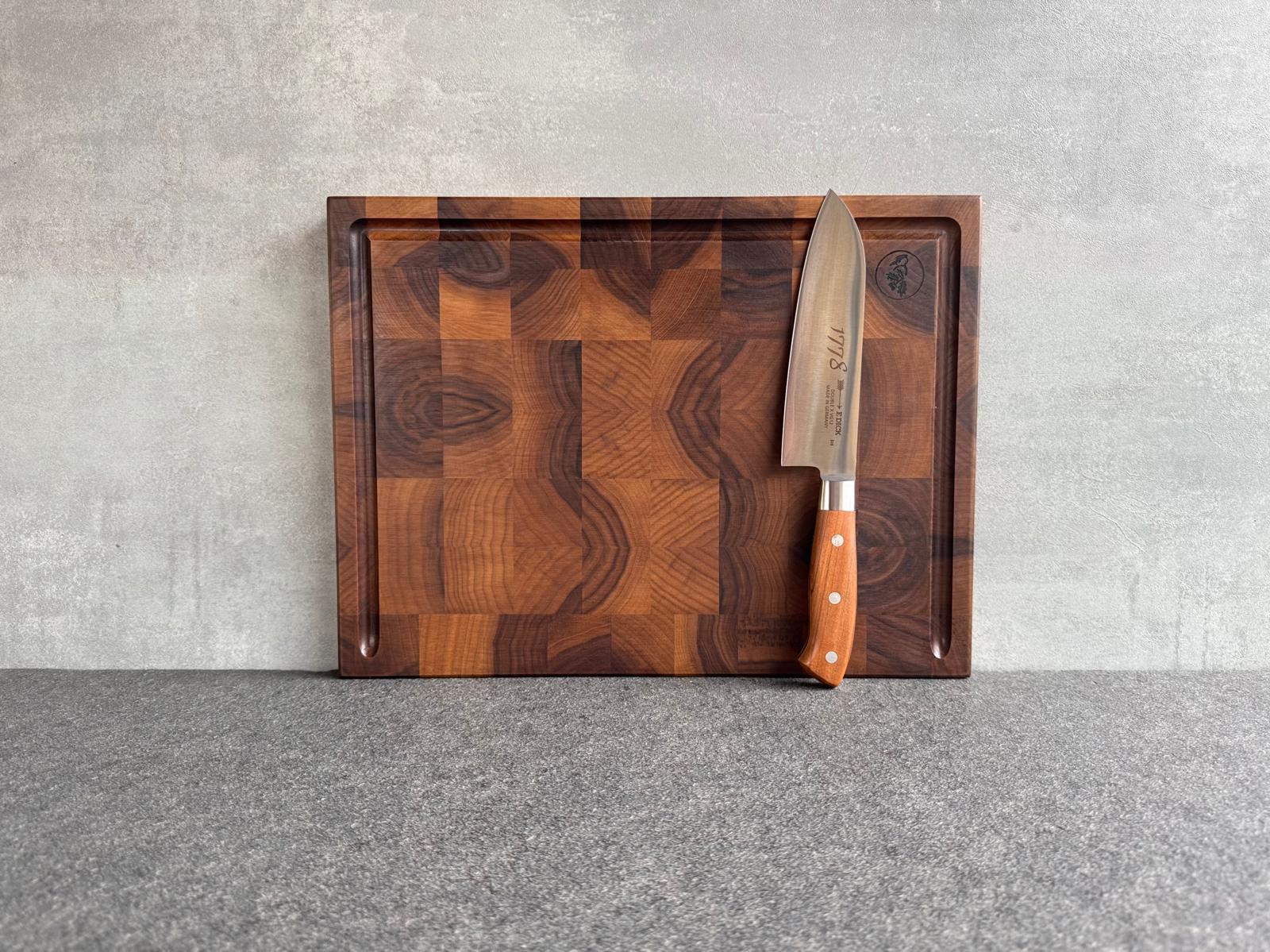 Stirnholz Schneidebrett Nussbaum 2,5 cm - mit Saftrille und Griffmulden - Spessartbrett