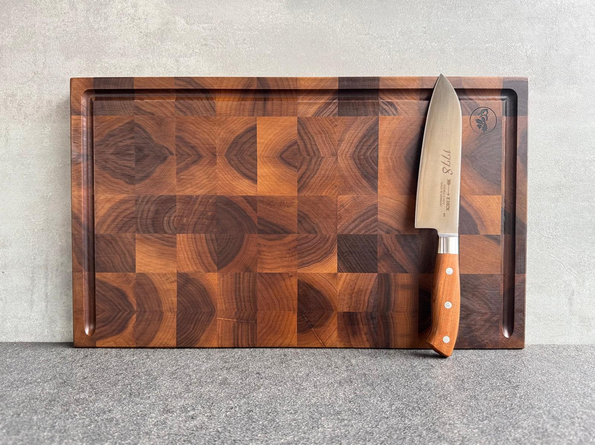Stirnholz Schneidebrett Nussbaum 2,5 cm - mit Saftrille und Griffmulden - Spessartbrett