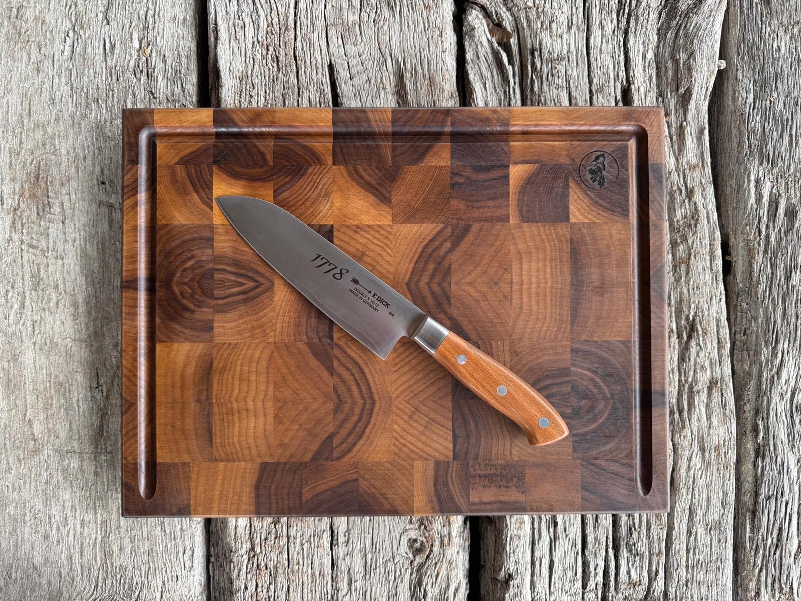 Stirnholz Schneidebrett Nussbaum 2,5 cm - mit Saftrille und Griffmulden - Spessartbrett