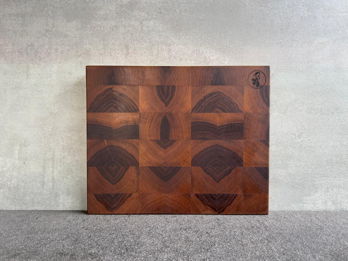 30 cm breites Nussbaum Stirnnholz Schneidebrett.