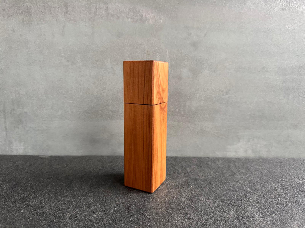 18 cm Salzmühle aus Kirschbaum