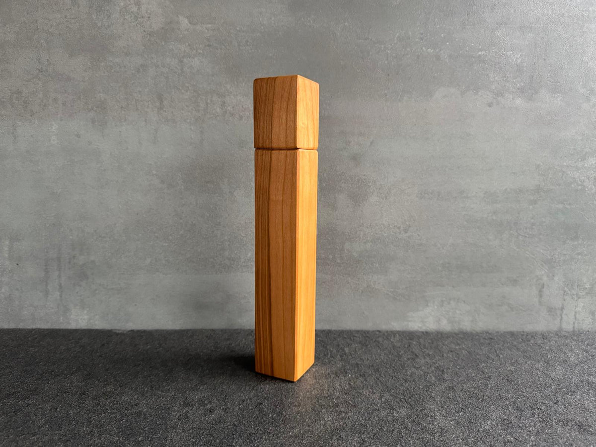 28 cm Pfeffermühle aus Kirschbaum