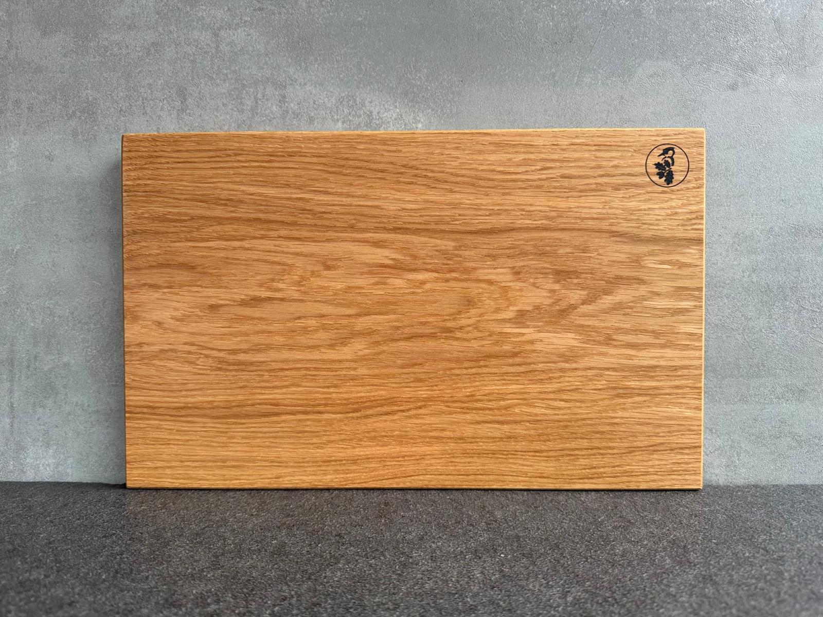 Eiche aus einem Stück in der Größe 40 x 25 x 2 cm. 