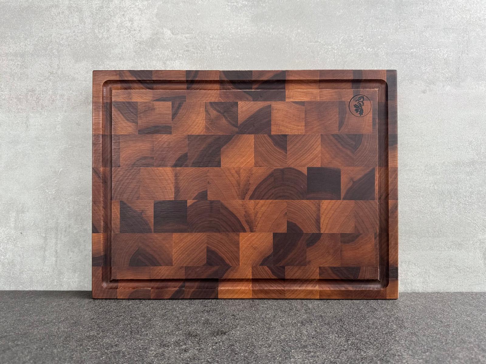 Nussbaum Stirnholz Schneideblock 4 cm stark mit einer Saftrille.