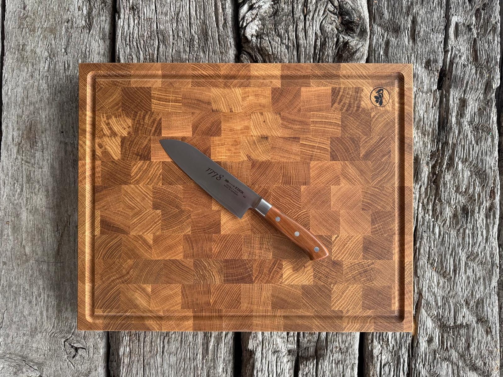 Schneideblock aus Eiche Hirnholz mit einem Kochmesser von Dick 1778