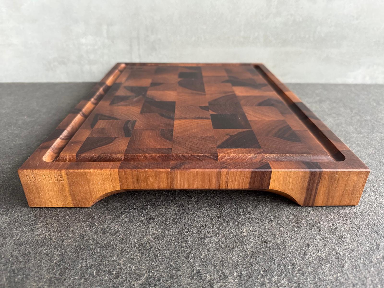 Seitliche Griffmulden und eine Saftrille bei einem Nussbaum Stirnholz Schneidebrett 4 cm stark