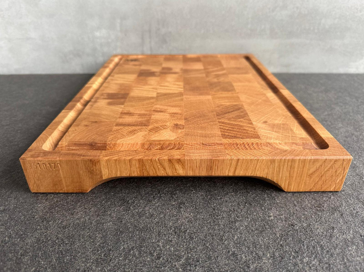 Seitliche Griffmulden und eine Saftrille bei einem Eiche Stirnholz Schneidebrett 4 cm stark