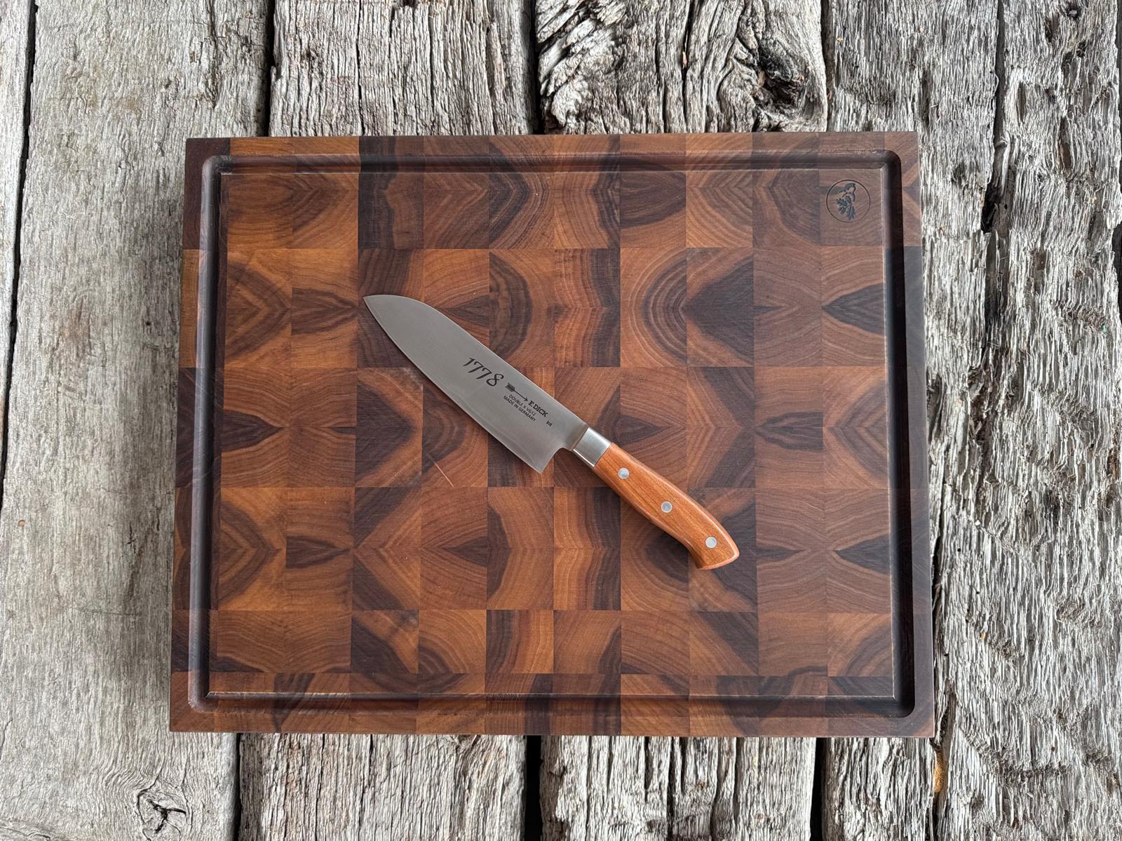 Schneideblock aus Nussbaum Hirnholz mit einem Kochmesser von Dick 1778