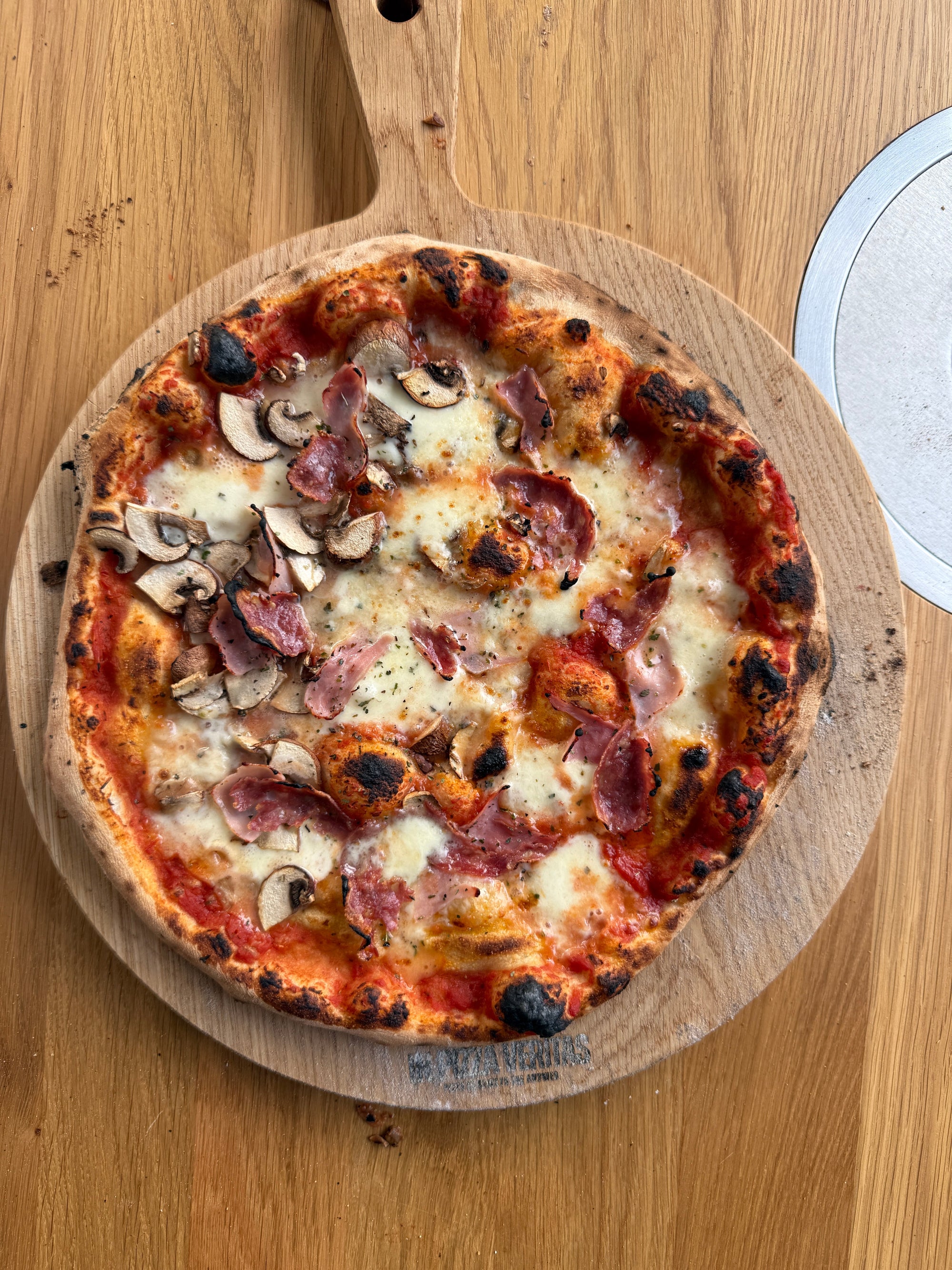 Spessartbrett Pizzabrett mit Griff von oben mit einer Pizza