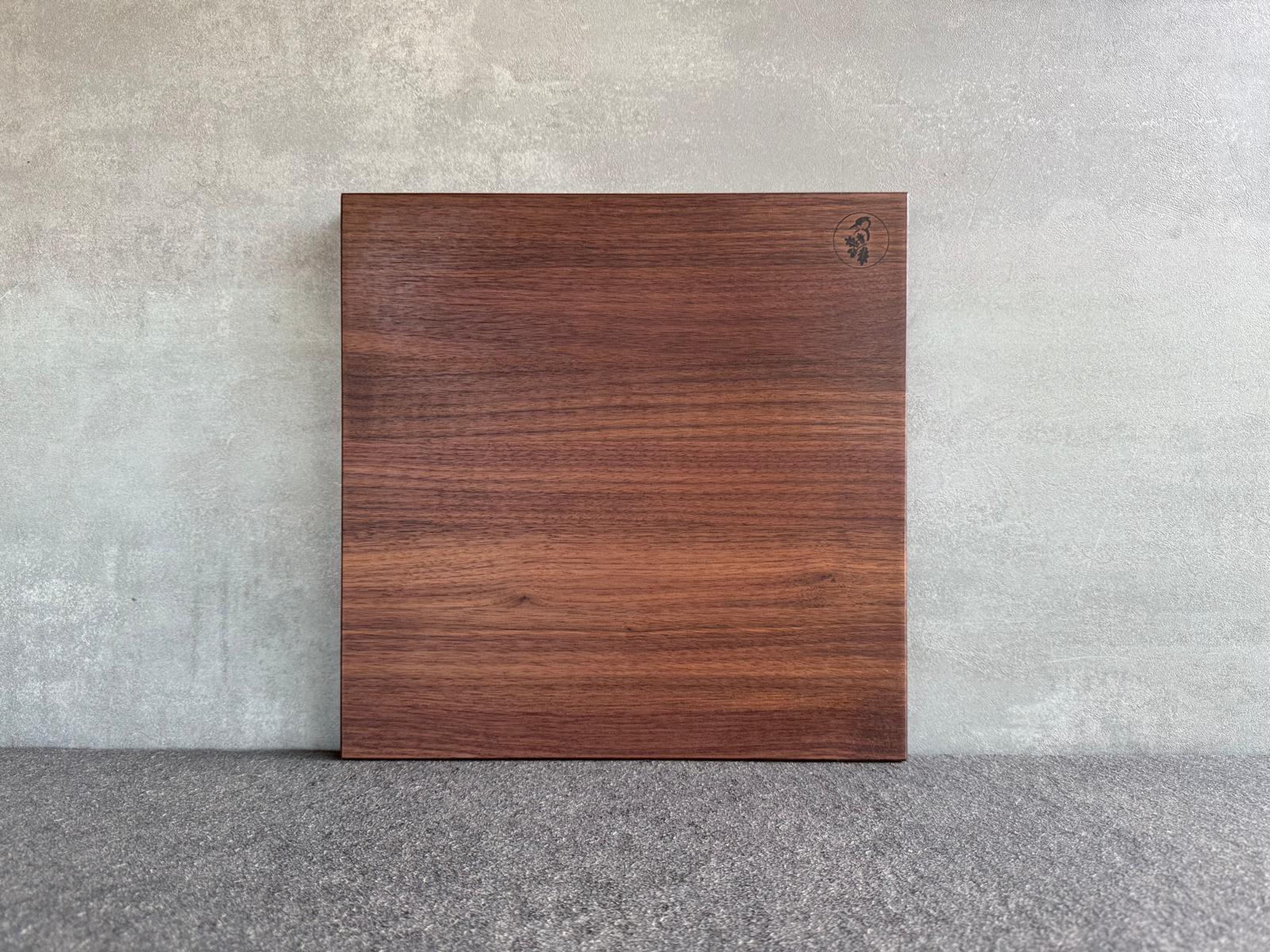 30 x 30 cm quadratisches Schneidebrett aus Nussbaum