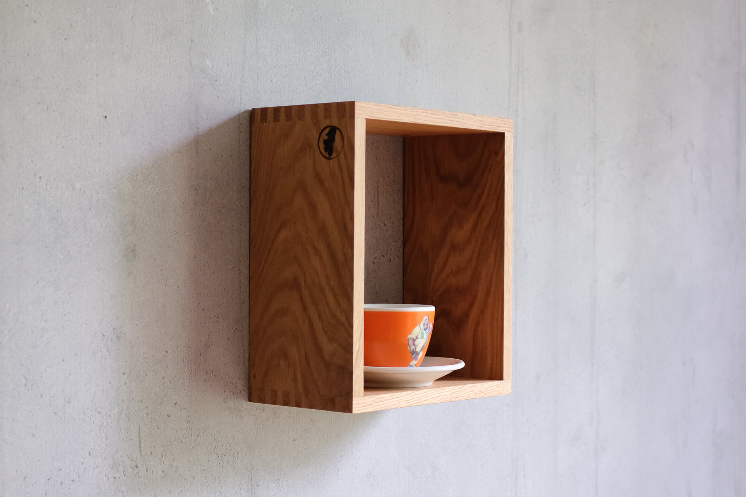 Tassenregal von Spessartbrett mit einer Tasse 