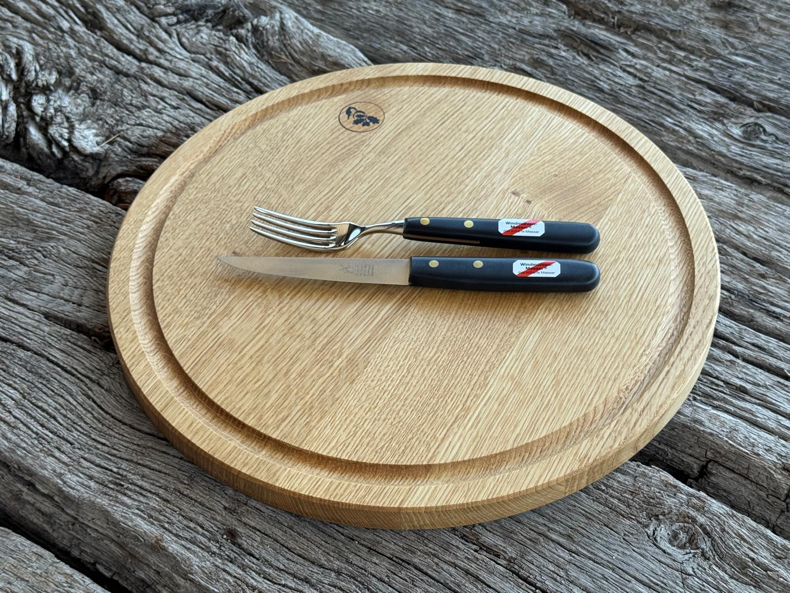 Saftrillenbrett aus Eiche in rund mit einem Durchmesser von 35 cm.