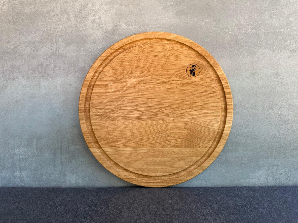 Saftrillenbrett aus Eiche in rund mit einem Durchmesser von 35 cm.