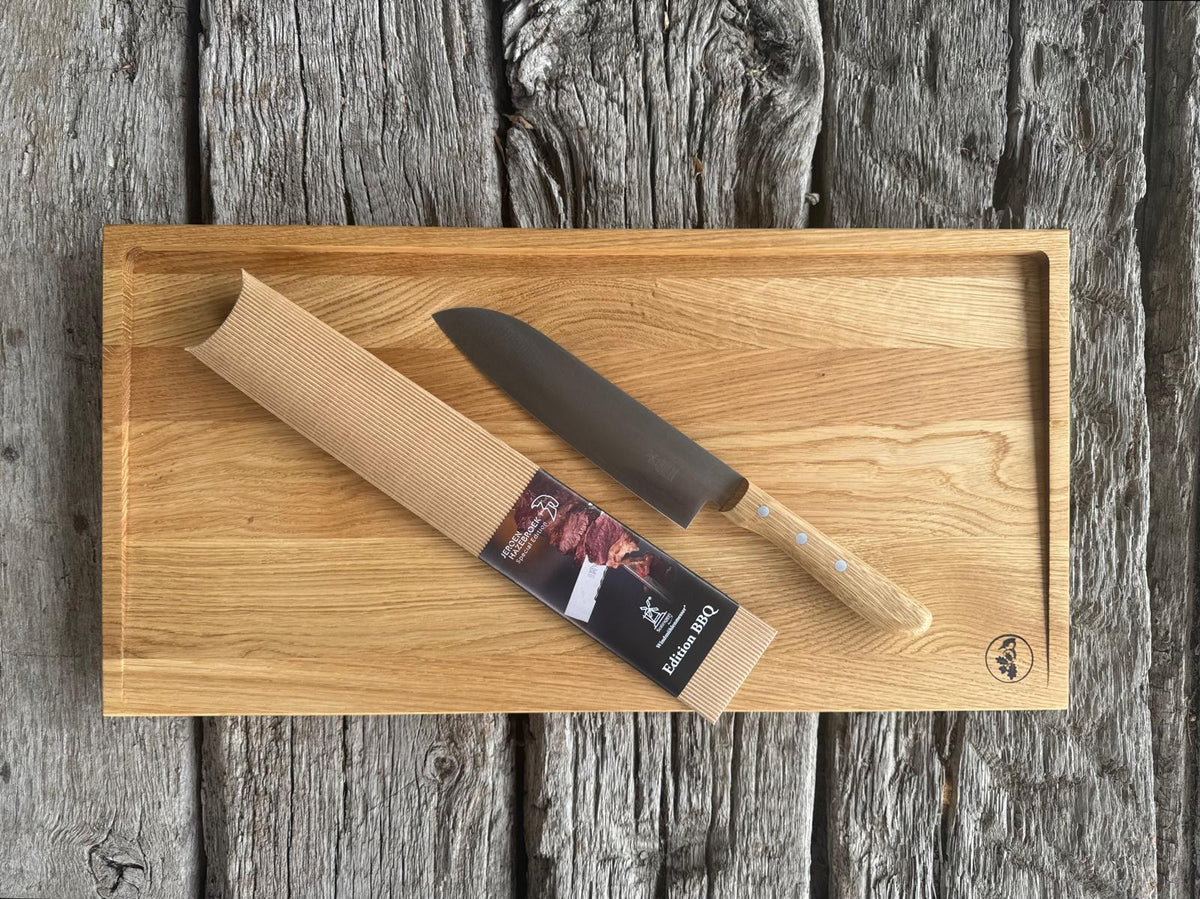 Santoku Kochmesser mit Eiche-Griff auf einem Tranchierbrett 60 cm breit aus Eiche