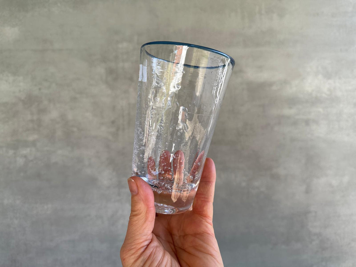 Handgemachtes Becherglas mit blauem Rand aus der Farbglashütte Lauscha.