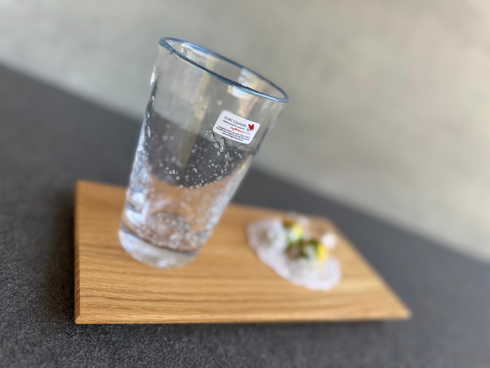 Martha color - Wasserglas mit azurblauem Rand.