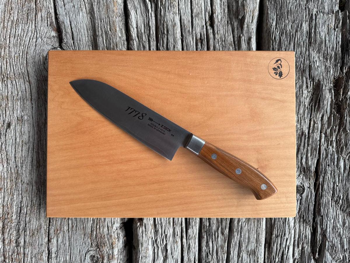 Schneidebrett aus einem Stück gedämpften Spitzahorn, mit einem Dick Kochmesser.