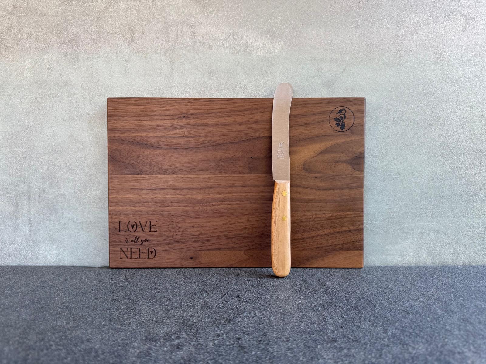 Love Gravur - Brotzeitbrett aus Nussbaum mit Brotzeitmesser.