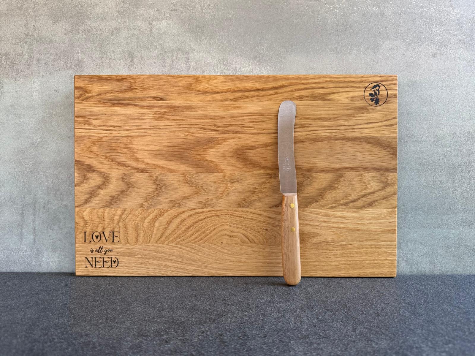 Schneidebrett dick und Brotzeitmesser von Windmühlenmesser mit Gravur über die Liebe.