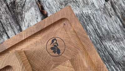 Video Vergleich zweier Schneidebretter mit Saftrille aus Eiche Hirnholz.