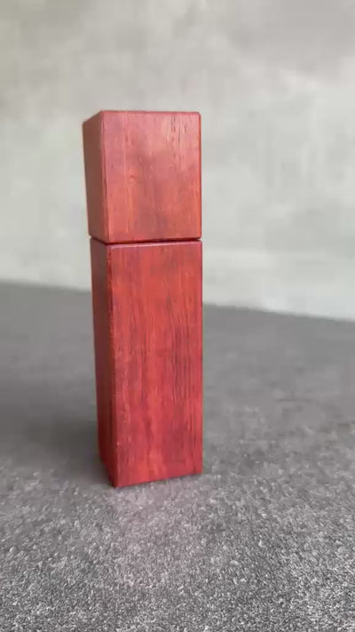Handgefertigte Pfeffermühle aus edlen Hölzern wie Bubinga mit Schweizer Präzisions-Schneidwerk für intensiven Geschmack - Spessartbrett.